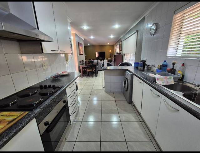 3 BEDROOM TOWNHOUSE FOR SALE IN GLENVISTA